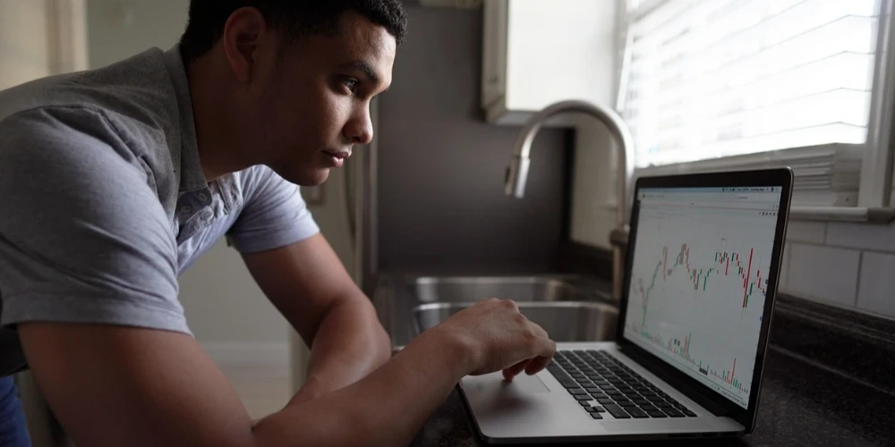 A man looking for PMS services understanding market volatility on his laptop